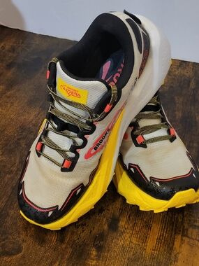 Brooks Caldera Trail Running Womens Shoes in Cream and Yellow 8.5